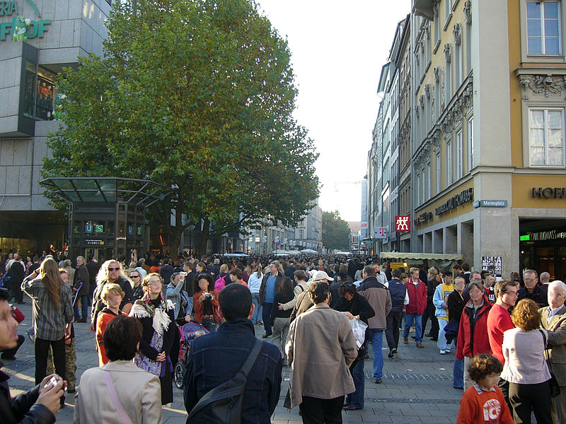 Zona peatonal en Munich: ¿de verdad quieren ir en bici por ahí con toda esa gente? De Wikipedia.