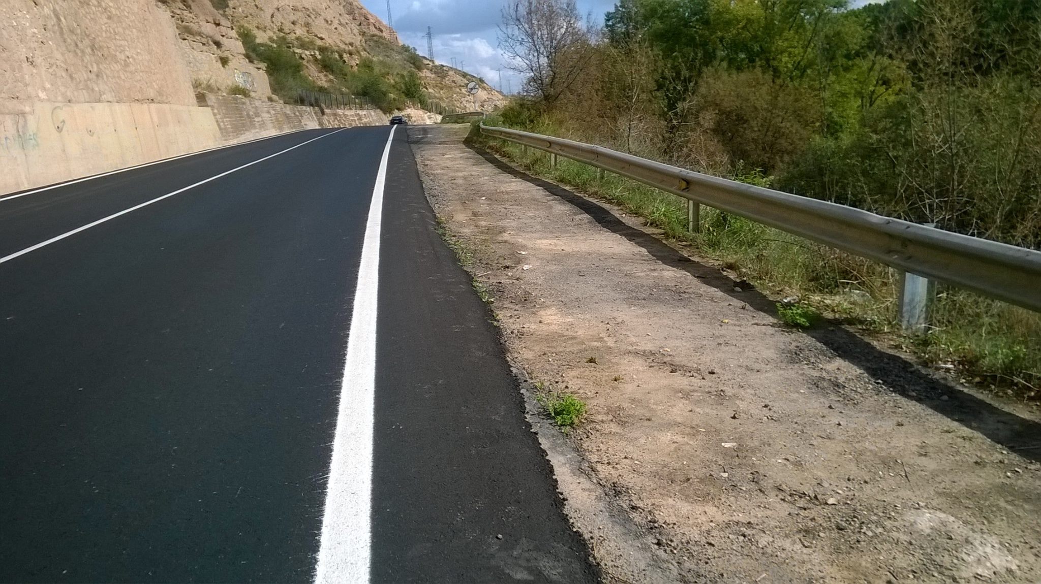 Terminado el tramo del Camino de Santiago, la LR-131 carece de arcén.