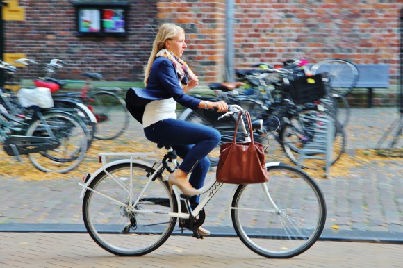 Otra usuaria de bici en Groningen.