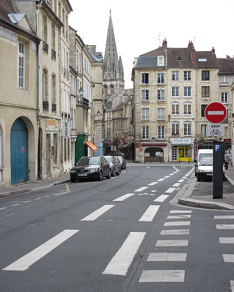 Contrasentido ciclista en Caen, Normandía. Imagen: Wikimedia/dominio público.