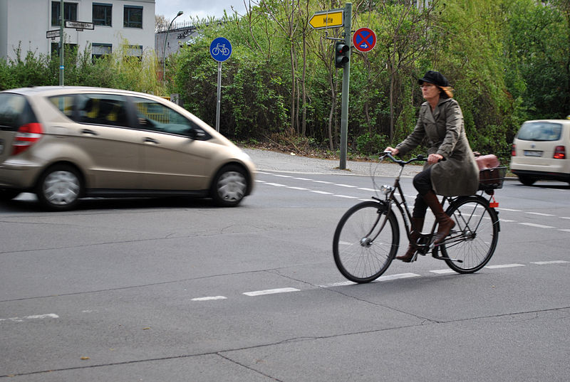 Ciclista en Tempelhofer Ufer, Berlín. Foto de ProtoplasmaKid en Wikimedia Commons.